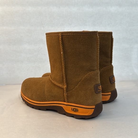 UGG Lynden Waterproof Suede Boot. Size 2 in excellent condition like new - Picture 5 of 11